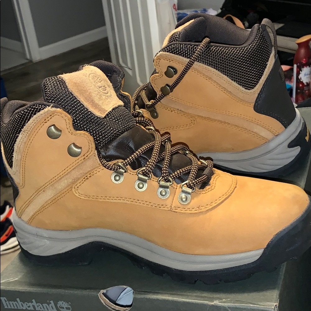 Timberlands size 8 Men white ledge
